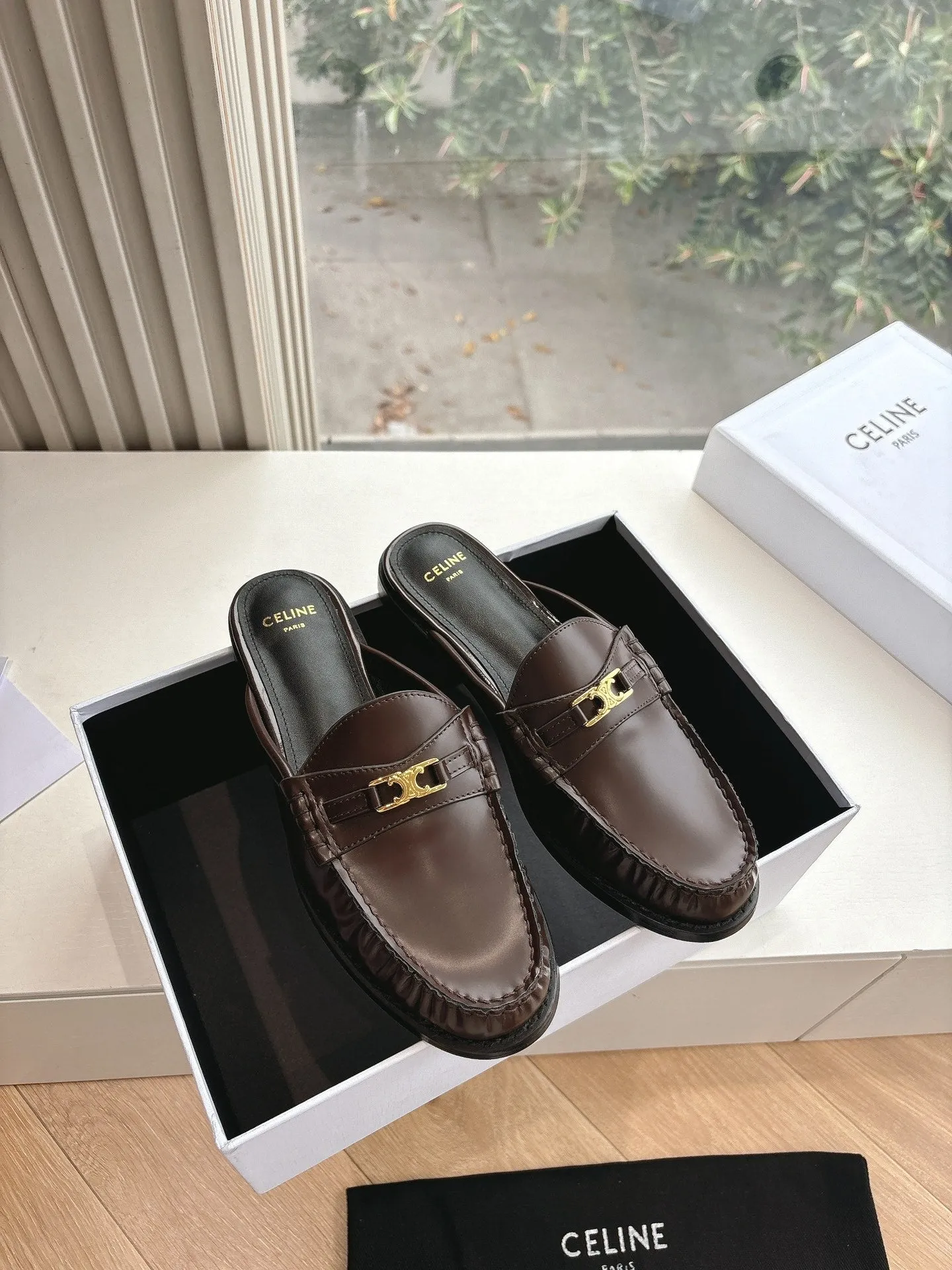 CELINE  Slippers Brown Leather 285953