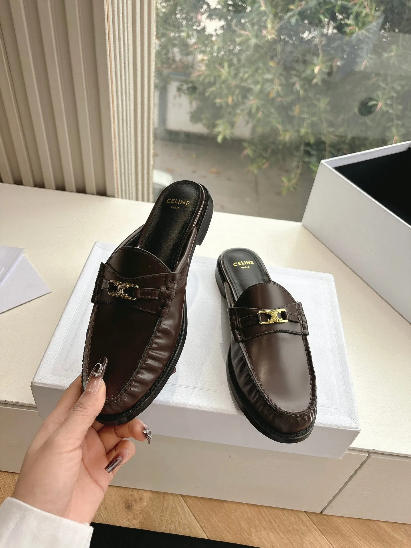 CELINE  Slippers Brown Leather 285953
