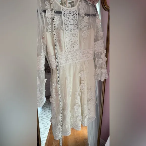 Elegant Monique Lhuillier White Lace Dress 4P