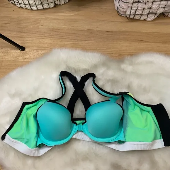 NWOT Victoria’s Secret Knockout Sport Bra,‎ 34B