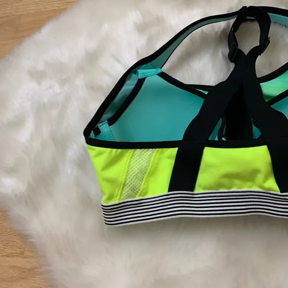 NWOT Victoria’s Secret Knockout Sport Bra,‎ 34B