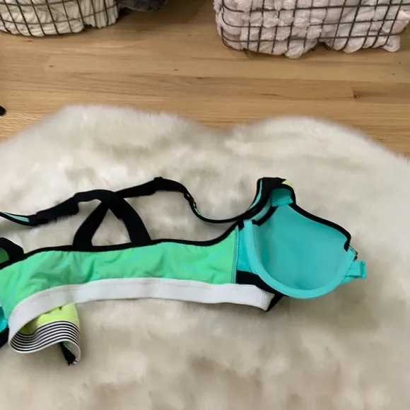 NWOT Victoria’s Secret Knockout Sport Bra,‎ 34B