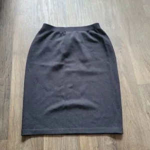 St. John Elegant Black Pencil Skirt