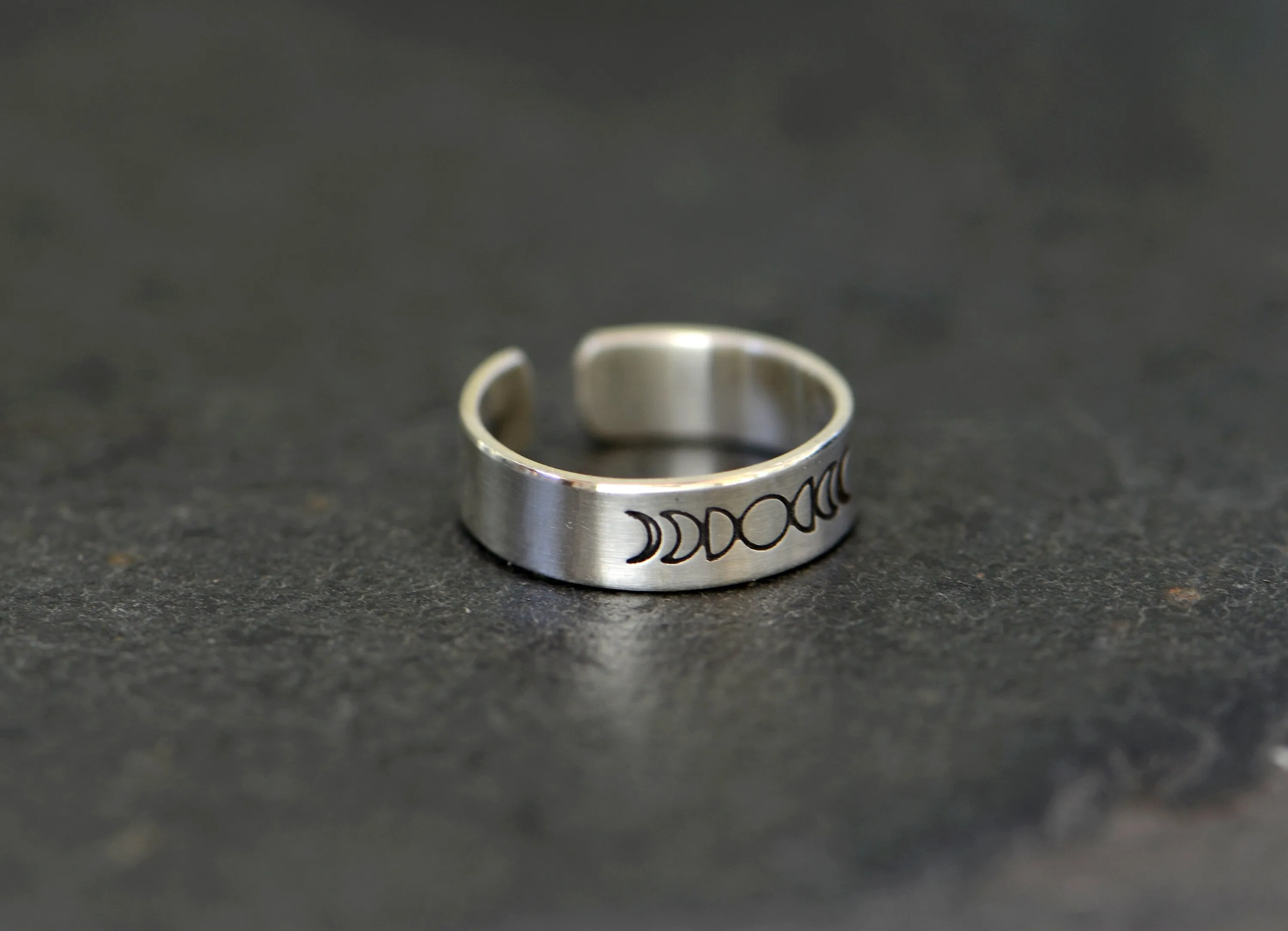 Sterling silver toe ring with moon phases - moon toe ring - silver midi ring or pinky ring - handmade - NiciArt