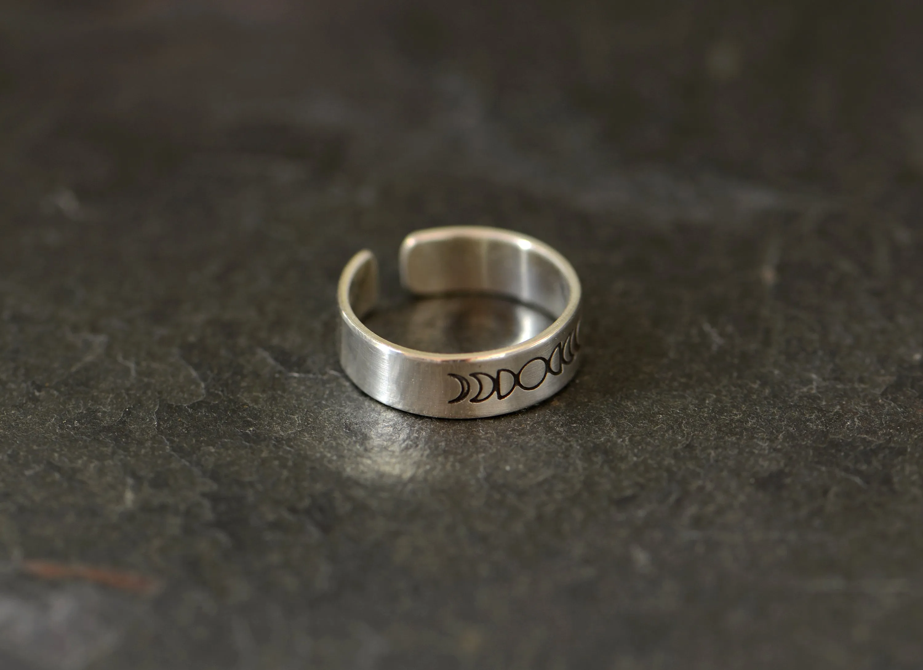 Sterling silver toe ring with moon phases - moon toe ring - silver midi ring or pinky ring - handmade - NiciArt